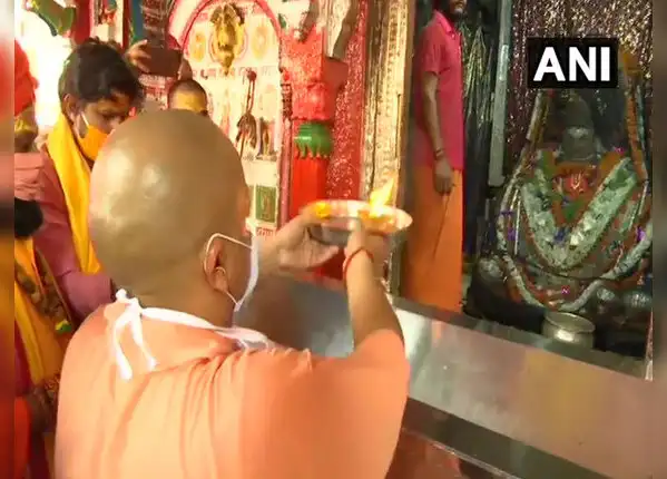हनुमानगढ़ी में की आरती