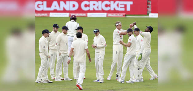 ENG vs WI: मैनचेस्टर टेस्ट के दूसरे दिन बैकफुट पर विंडीज ENG vs WI: मैनचेस्टर टेस्ट के दूसरे दिन बैकफुट पर विंडीज