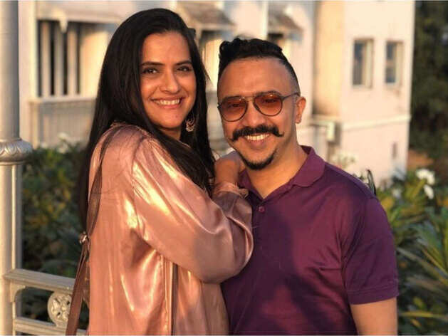 अपने पति म्यूजिक डायरेक्टर राम संपत के साथ सिंगर सोना महापात्रा अपने पति म्यूजिक डायरेक्टर राम संपत के साथ सिंगर सोना महापात्रा