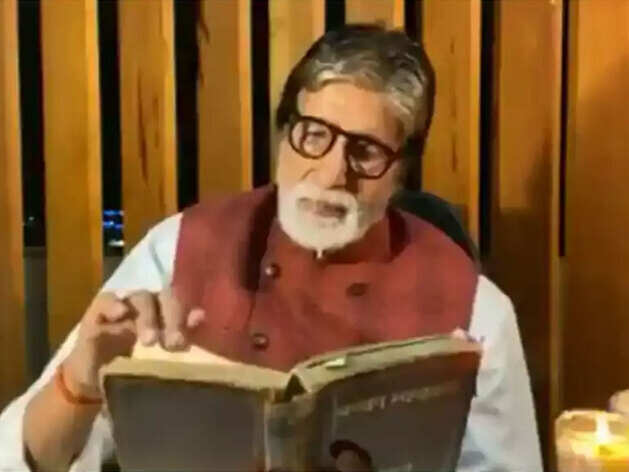 हॉस्पिटल में किताब पढ़ते नजर आए अमिताभ बच्चन हॉस्पिटल में किताब पढ़ते नजर आए अमिताभ बच्चन