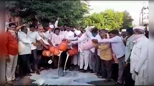 Dairy Farmer Protest: दूध दर आंदोलनाला धार; आंदोलकांनी फोडले टँकर