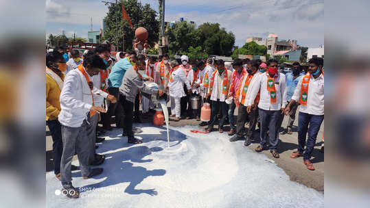 milk agitation : सत्ता गेल्याने विरोधकांची डोकी कामातून गेली; शिवसेनेचा हल्ला