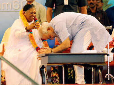 माता अमृतानंदमयी का आशीर्वाद लेते प्रधानमंत्री नरेंद्र मोदी। (फाइल फोटो) माता अमृतानंदमयी का आशीर्वाद लेते प्रधानमंत्री नरेंद्र मोदी। (फाइल फोटो)