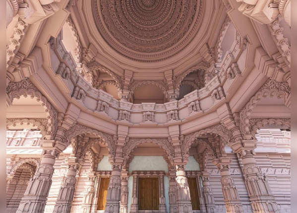मंदिर के भव्य गुंबद