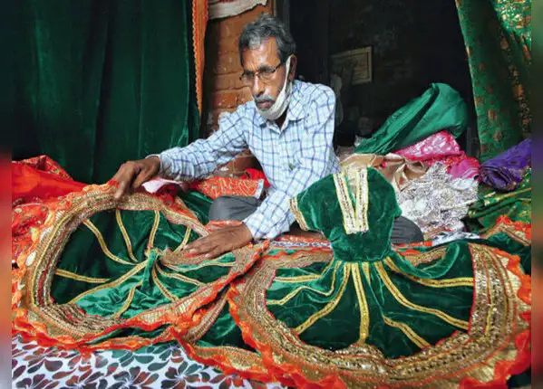 अब दुलहन सी सज गई अयोध्या, रामलला की खास पोशाक