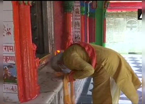 हनुमानगढ़ी में भगवान के सामने झुके