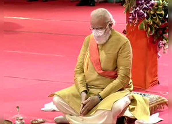 भूमि पूजन करते पीएम नरेंद्र मोदी