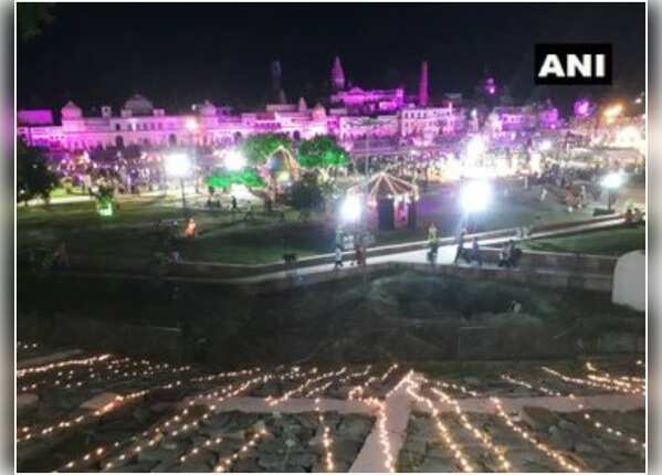 अयोध्या में हर तरफ मनाई जा रही दिवाली