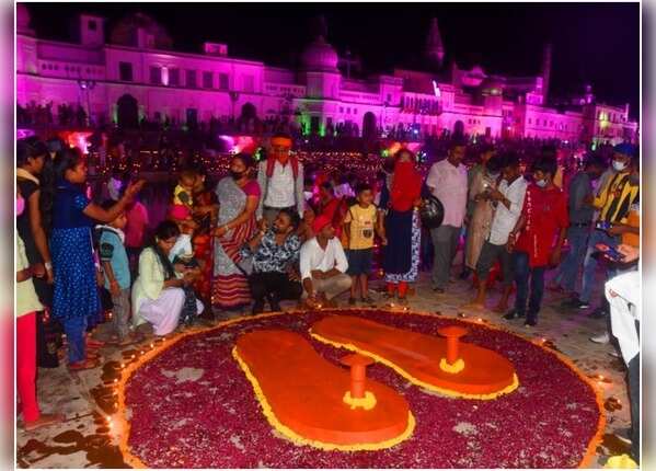 अयोध्या में भूमि पूजन की खुशी, राम की पैड़ी पर उमड़ा जन सैलाब