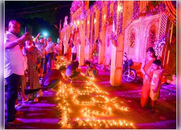 अयोध्या: हनुमान मंदिर के पास लोगों ने जलाए दीपक