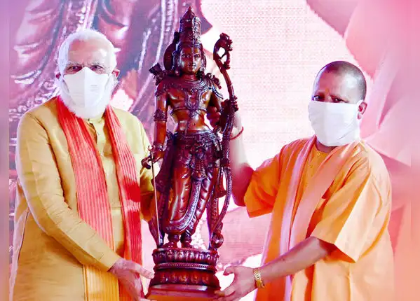 पीएम को भेंट की गई कोदंड राम की काष्ठ प्रतिमा