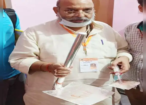 चांदी के फावड़े और कन्नी से डाली नींव