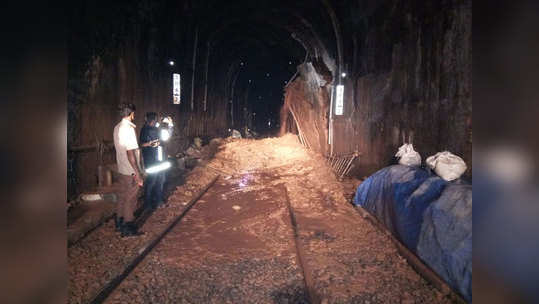 Konkan Railway: कोकणात जाणाऱ्या चाकरमान्यांच्या वाटेत आणखी एक विघ्न; टनेलची भिंत कोसळली