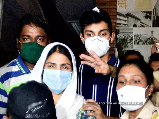 भाई शौविक के साथ रिया चक्रवर्ती भाई शौविक के साथ रिया चक्रवर्ती