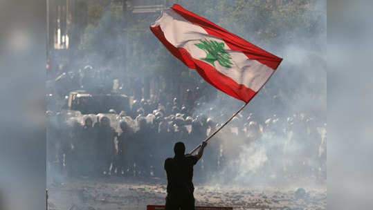 beirut protests स्फोटानंतर बैरूतमध्ये आंदोलन पेटले; आंदोलक जखमी, मंत्र्याचा राजीनामा