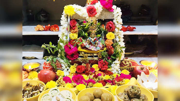 Janmashtami 2020 Puja Vidhi in Marathi जन्माष्टमी : 'असे' करा बाळकृष्ण पूजन; जाणून घ्या पद्धती, आरती व पाळणा