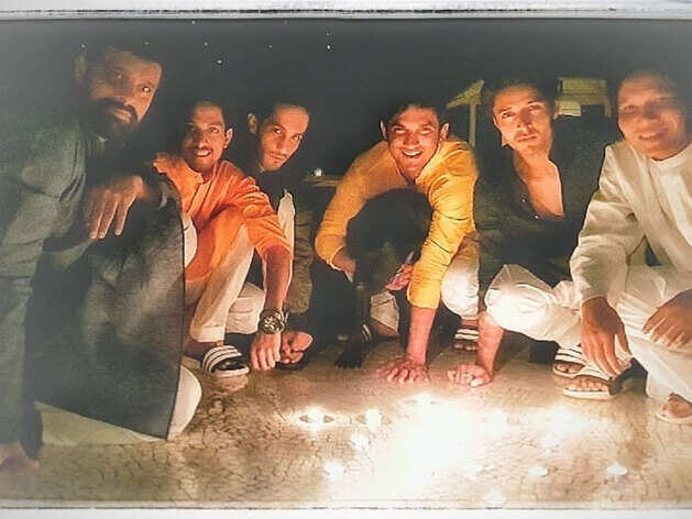 दोस्तो के साथ सुशांत की तस्वीर दोस्तो के साथ सुशांत की तस्वीर