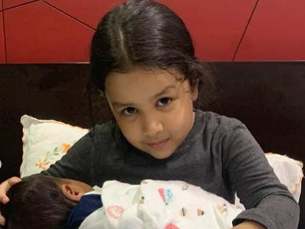 जीवा की गोद में किसका बच्चा? साक्षी धोनी ने शेयर की तस्वीर जीवा की गोद में किसका बच्चा? साक्षी धोनी ने शेयर की तस्वीर