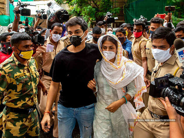 ईडी की जांच में सहयोग नहीं कर रही हैं रिया चक्रवर्ती और उनका परिवार ईडी की जांच में सहयोग नहीं कर रही हैं रिया चक्रवर्ती और उनका परिवार