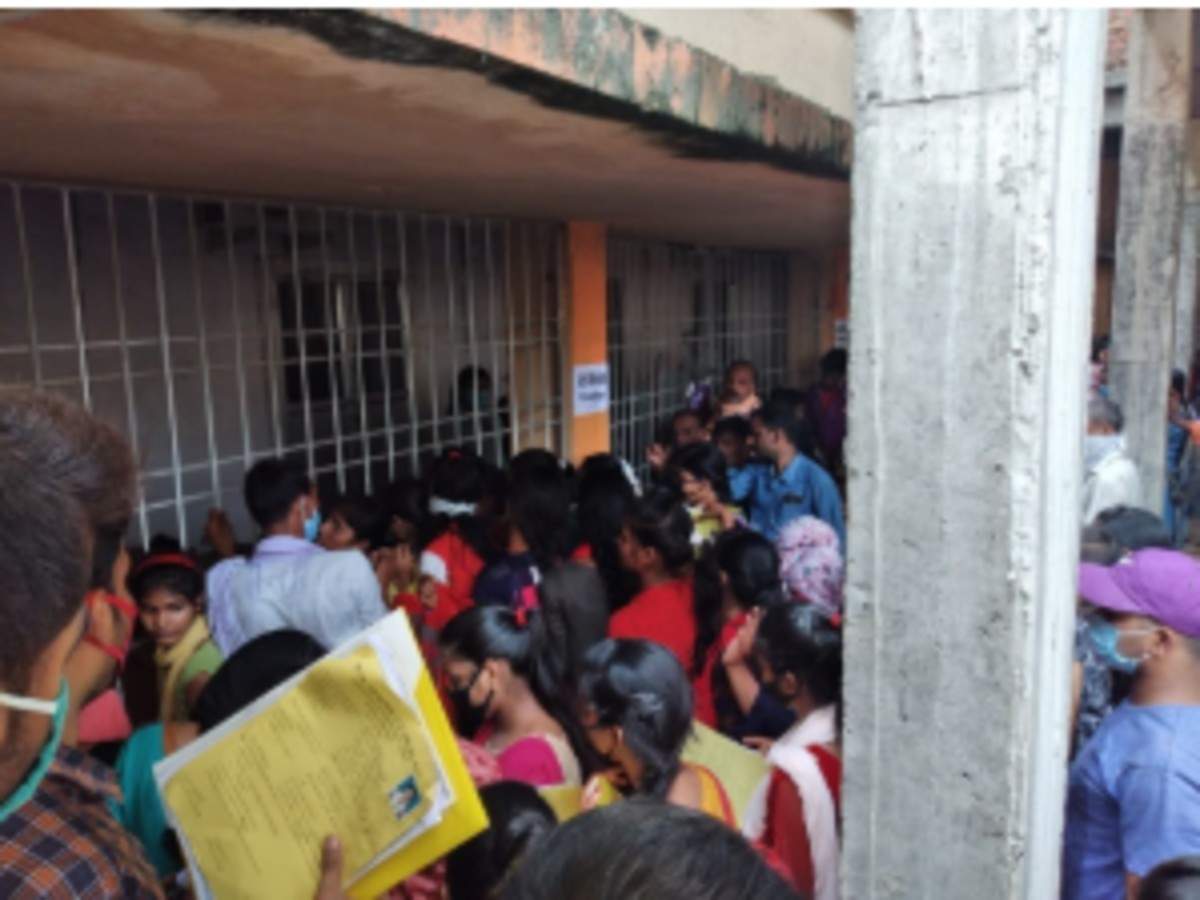college opened in bihar amidst corona epidemic: students gathered for  admission: Bihar में कॉलेज खुला, तो दाखिला के लिए टूट पड़े छात्र, कोरोना का  भय नहीं? - Navbharat Times