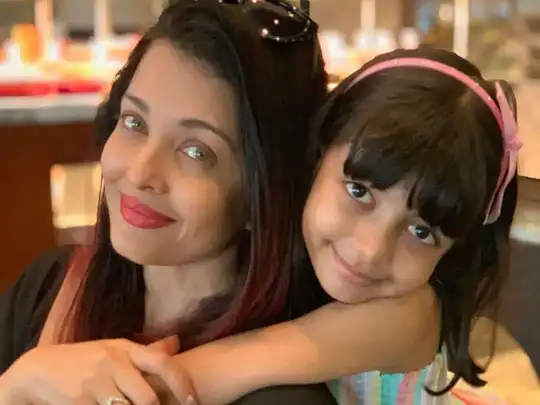 Aishwarya Rai aaradhya bachchan: Aaradhya bachchan helped to fix mommy aishwarya rai bachchan gown in cannes - जब रेड कार्पेट पर जाने से पहले आराध्या बच्चन को ठीक करने पड़े मां ऐश्वर्या