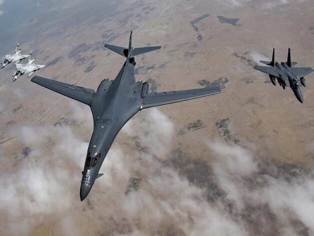 चीन को चौतरफा घेर रहा अमेरिका, गुआम में भी B-1B बॉम्बर तैनात चीन को चौतरफा घेर रहा अमेरिका, गुआम में भी B-1B बॉम्बर तैनात