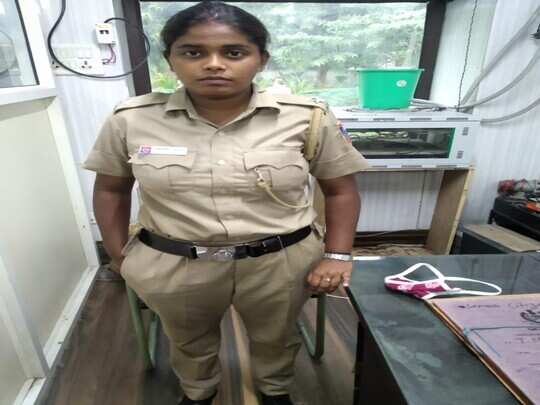 Fake Lady Constable In Delhi Arrest By Delhi Police à¤¦ à¤² à¤² à¤® à¤¨à¤•à¤² à¤ª à¤² à¤¸ à¤• à¤¸ à¤Ÿ à¤¬à¤² à¤• à¤— à¤°à¤« à¤¤ à¤° à¤• à¤¯ Navbharat Times