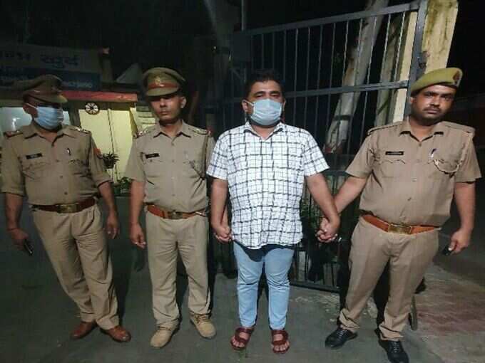 पुलिस गिरफ्त में आरोपी शाहजेब रिजवी पुलिस गिरफ्त में आरोपी शाहजेब रिजवी