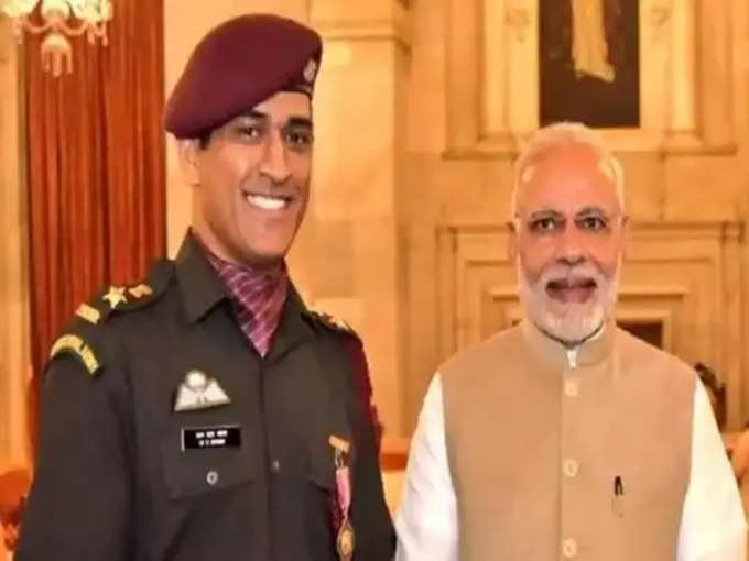 महेंद्रसिंग धोनी आणि नरेंद्र मोदी