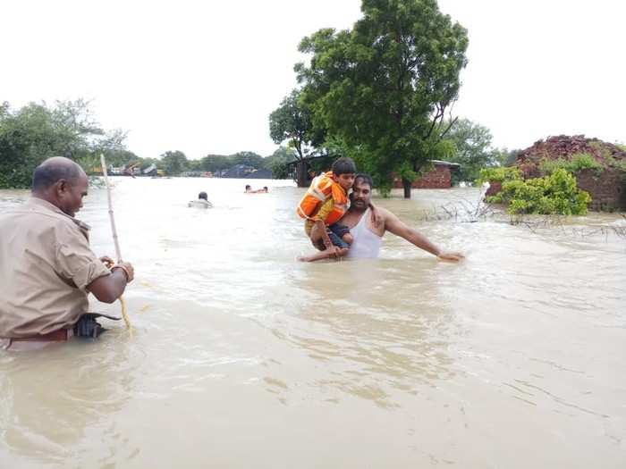 mp floods: police officer jumped in flood water in uniform to save child in rajgarh madhya pradesh
