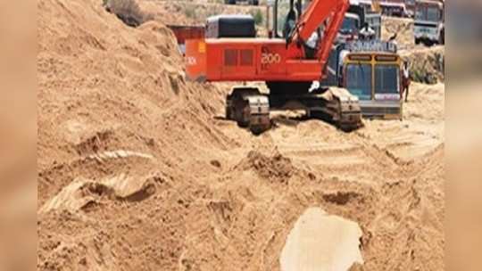 illegal sand mining:  अधिकाऱ्यानी हटकले; वाळू चोरांनी चालत्या ट्रॅक्टरमधून टाकल्या उड्या अन्...