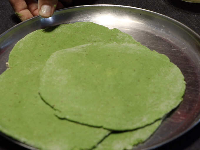 पराठे लाटून घ्या पराठे लाटून घ्या