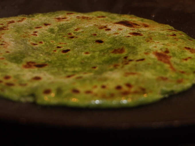पराठा शेकून घ्यावा पराठा शेकून घ्यावा