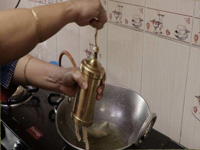 चकली फ्राय करा चकली फ्राय करा