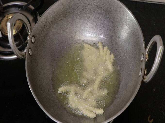 चकली तळून घ्या चकली तळून घ्या