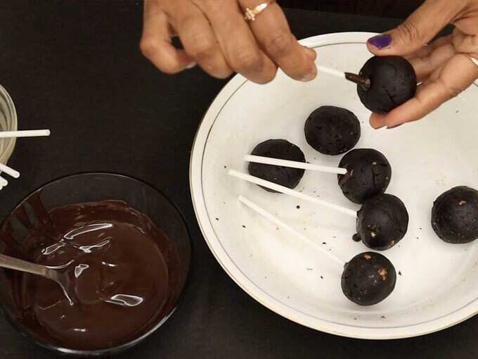 लॉलीपॉपसारखे चॉकलेट पॉप्स लॉलीपॉपसारखे चॉकलेट पॉप्स