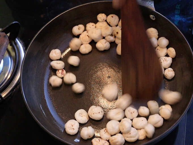 मखाने भाजून घ्या मखाने भाजून घ्या