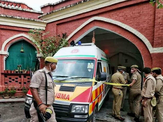 मौके पर मौजूद है भारी पुलिस फोर्स