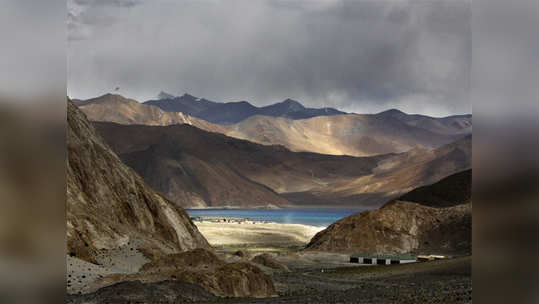 चिनी सैनिकांची घुसखोरी, पँगाँग सरोवराच्या भागात भारतीय टेकड्यांवर केला कब्जा