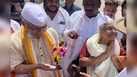 prakash ambedkar : प्रकाश आंबेडकर हिंदुत्वाकडे?; शिवसेनेने केले 'हे' भाष्य