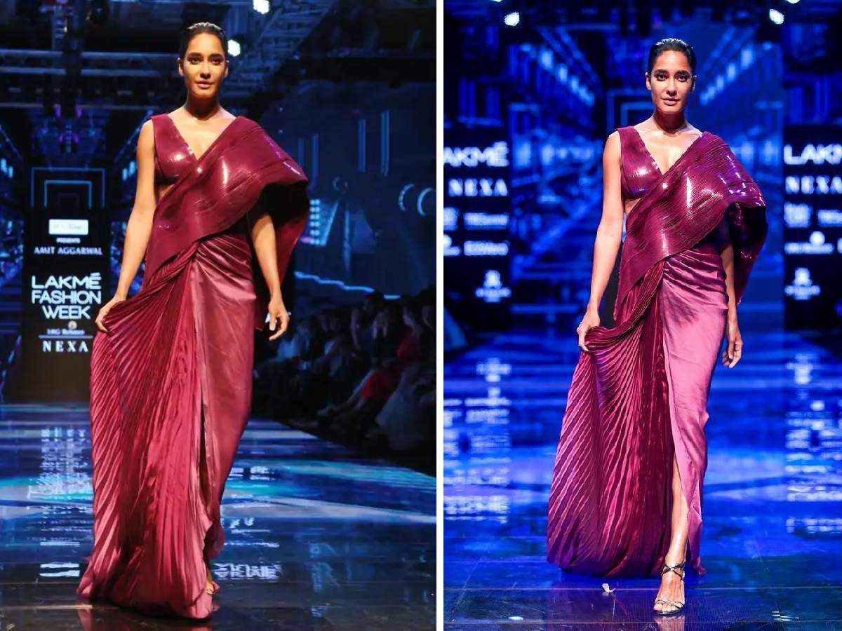 Kareena Kapoor To Malaika Arora Flaunt Their Baby Bump On Ramp Walk मल इक अर ड स ल कर कर न कप र ख न तक इन एक ट र स स न ब ब ब प क स थ ब ख र र प पर जलव