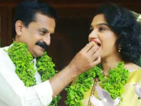 à´°à´œ à´¤ à´• à´® àµ¼ à´• à´· à´£à´ª à´°à´­ à´µ à´µ à´¹à´š à´¤ à´° à´µ à´±à´² à´¯ à´ˆ à´š à´¤ à´°à´¤ à´¤ à´¨ à´ª à´¨ à´¨ à´² à´¯ à´¥ àµ¼à´¤ à´¥ à´¯ à´‡à´¤ à´£ Bigg Boss Fame Rajith Kumar And Actress Krishna Prabha Wedding Photo During A Television