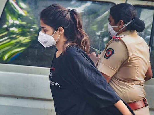 rhea chakraborty arrested narcotics control bureau: Rhea Chakraborty Arrested: NCB ने र‍िया चक्रवर्ती को क‍िया ग‍िरफ्तार - rhea chakraborty arrested by narcotics control bureau in sushant singh rajput case | Navbharat Times