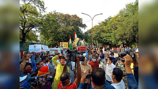 आगे आगे मुंढे, पीछे पड गये गुंडे... तुकाराम मुंढेंच्या समर्थनार्थ लोक रस्त्यावर