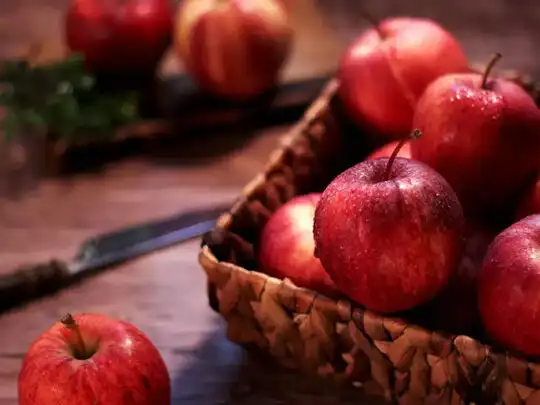 how to eat apple: Best Time To Eat Apple: किस समय ऐपल खाना होता है सबसे  अधिक फायदेमंद, किन 7 बीमारियों से बचाता है सेब जानें - best​ time to eat  apple
