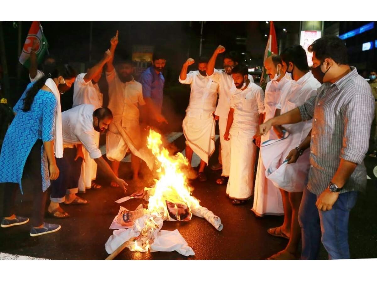 Protest Against KT Jaleel: കെടി ജലീലിനെതിരെ വ്യാപക പ്രതിഷേധം; കൊച്ചിയില് യൂത്ത് കോണ്ഗ്രസ് മന്ത്രിയുടെ കോലം കത്തിച്ചു - youth congress-yuva morcha protest in kochi ...