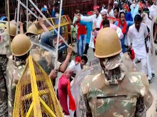lathicharge on sp workers: वाराणसी: SP कार्यकर्ताओं के हल्ला बोल में बवाल,  पुलिस का लाठीचार्ज - police lathicharge on samajwadi party workers several  arrested | Navbharat Times