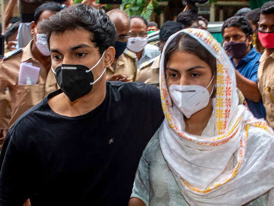 rhea and showik chakraborty bail plea: रिया चक्रवर्ती और शौविक की जमानत के  लिए आज याचिका दाखिल करेंगे सतीश मानेशिंदे? - rhea chakrabortyand brother  showik bail plea likely to be filed today