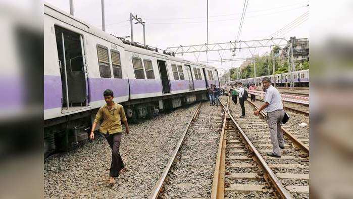 आटगावजवळ लोकलचा डबा घसरला; आसनगाव ते कसारा वाहतूक ठप्प<br>