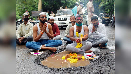 Sangli: सांगलीत कमाल झाली! खड्ड्यांच्या विरोधात मृत्युंजय महापूजा